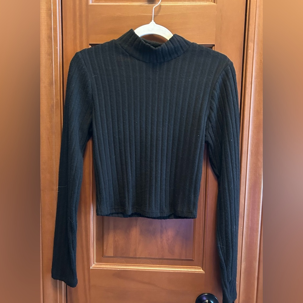 Bozzolo Black Ribbed Cropped Turtleneck Top Sz. M NWOT🖤